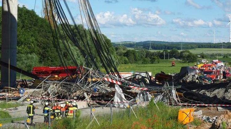 Almanya’da 40 metre uzunluğundaki köprü çöktü